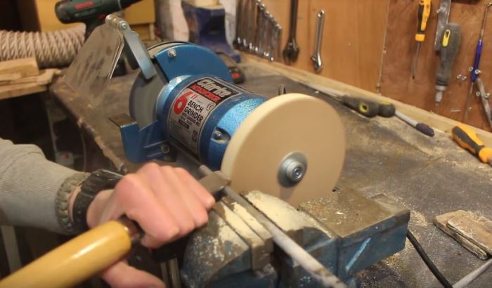 Как при помощи деревянного диска легко наточить ножи