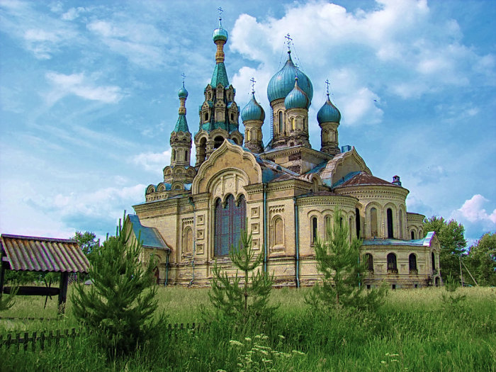 Как в российской глубинке 100 лет назад построили храм, который по красоте не уступает Спасу на Крови