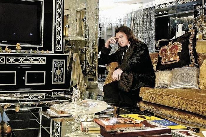 Как выглядят интерьеры домов 7 российских знаменитостей: Дорогие картины, много позолоты и люстры с канделябрами