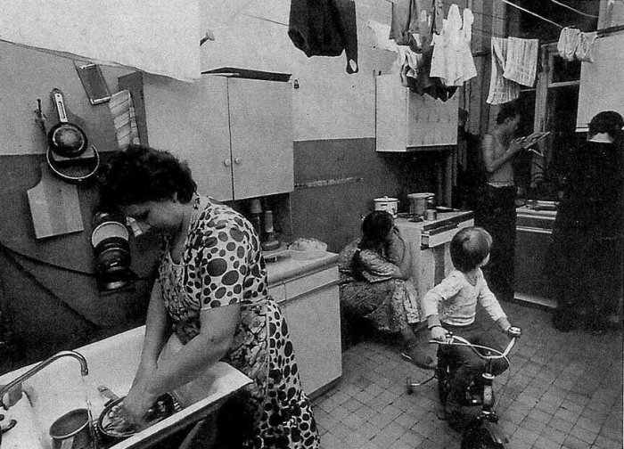 Как жили в советских коммуналках: Душ по графику, именные сидения для унитаза и другие негласные законы