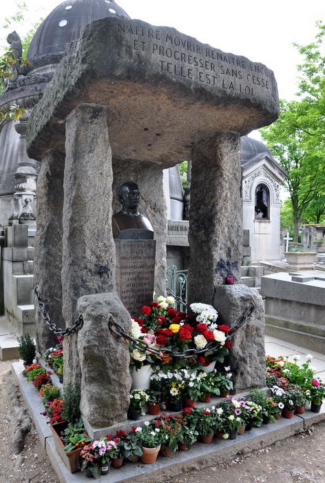 Какие тайны хранят самые знаменитые из миллиона могил парижского города мертвых Пер-Лашез