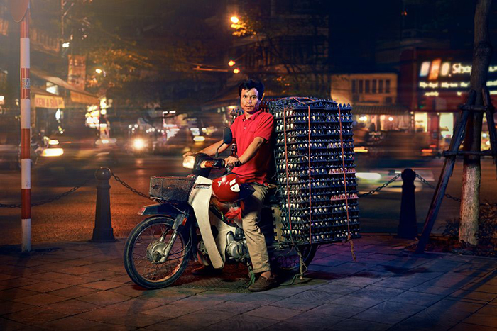 Перевозка грузов по-вьетнамски: Гора яиц и живых рыбок на мопеде