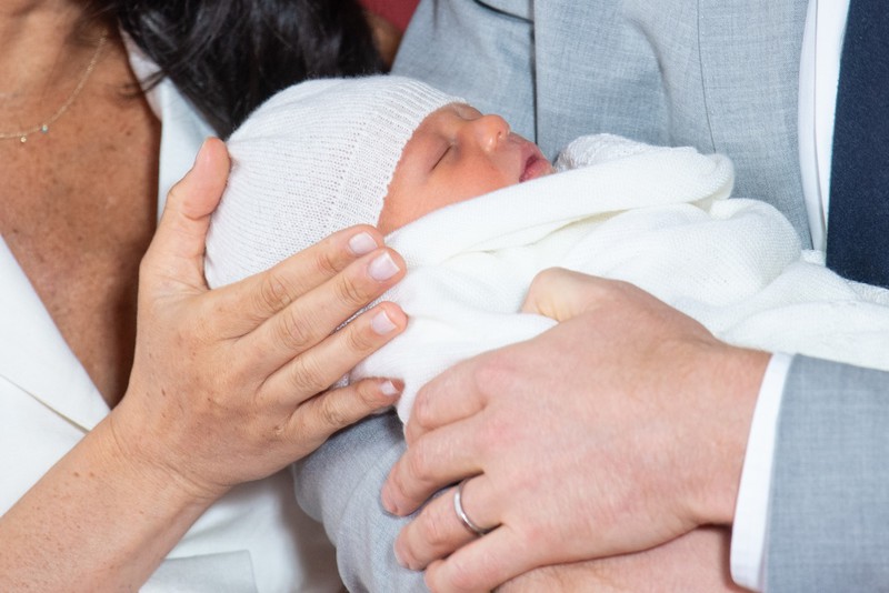 Первый выход в свет: принц Гарри и Меган Маркл показали новорожденного сына