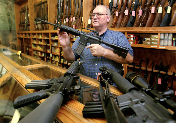 Почему многие американцы держат огромное количество оружия в своем жилище