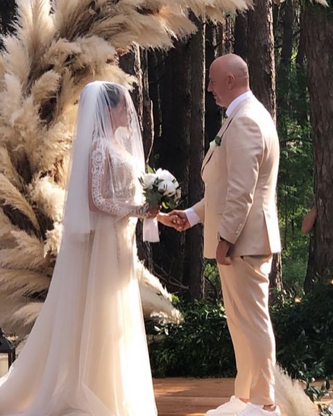 Церемония в лесу, невеста в кутюрном платье и другие подробности свадьбы Потапа и Насти
