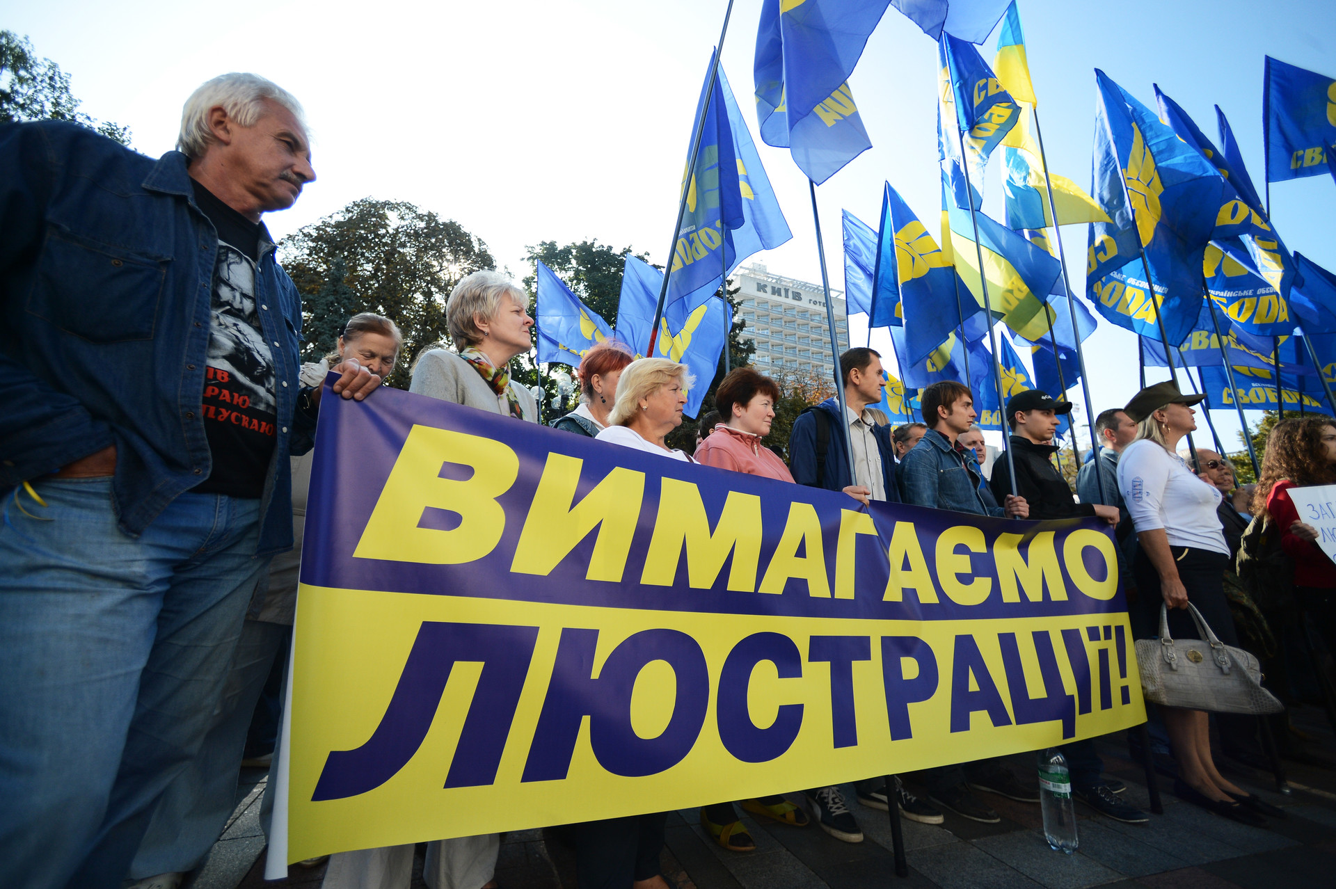 «Удар по Зеленскому»: почему на Украине требуют отправить в отставку главу администрации президента