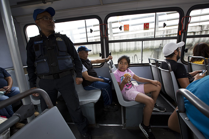 Зачем жители Мехико носят с собой муляжи мобильных телефонов
