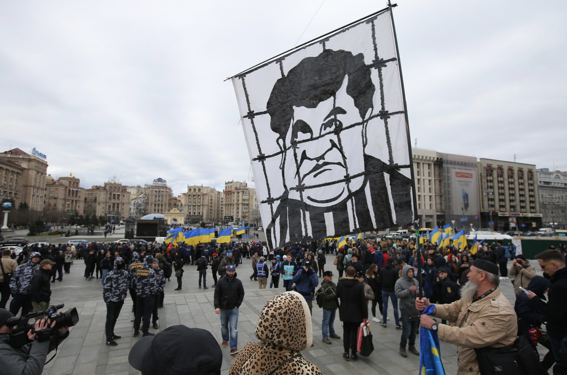 Затянувшаяся передача власти: как Порошенко и Зеленский продолжают борьбу после президентских выборов