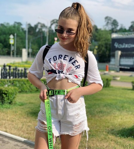 11-летняя Микелла Абрамова демонстрирует не по возрасту смелые тренды и дорогие вещи