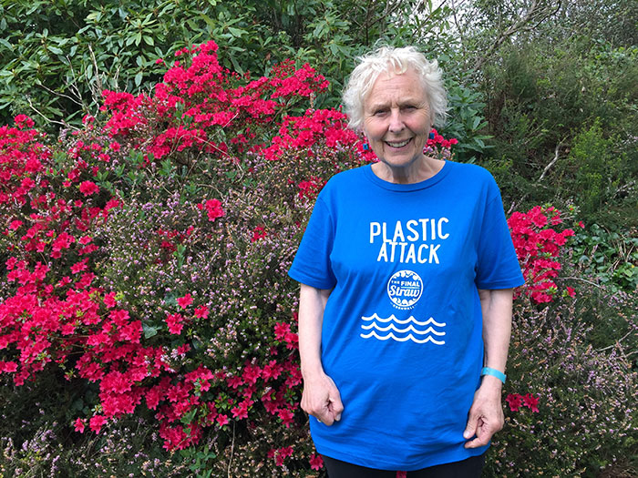 70-летняя женщина решила сделать мир лучше и за год убрала 52 пляжа