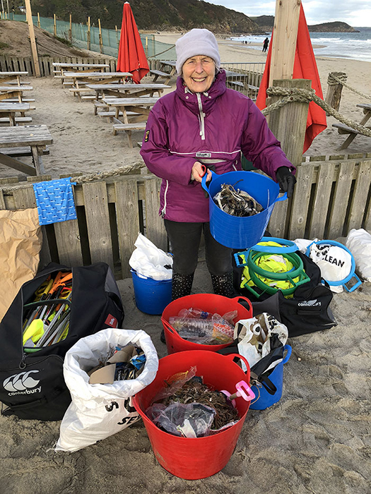 70-летняя женщина решила сделать мир лучше и за год убрала 52 пляжа
