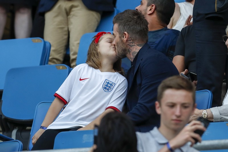 Дэвид Бекхэм, несмотря на неодобрение общественности, продолжает у всех на виду целовать свою 7-летнюю дочь в губы