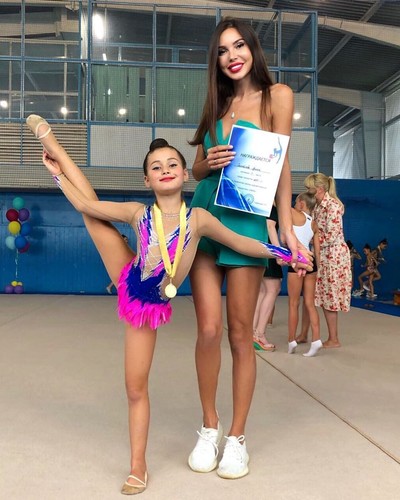 Дочери Ксении Бородиной и Оксаны Самойловой заняли первые места на одном конкурсе по гимнастике