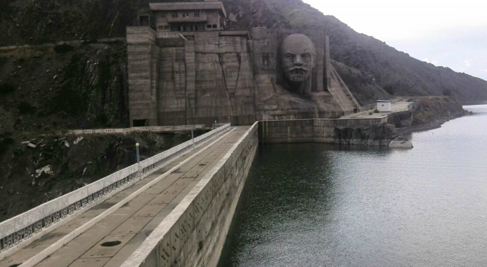 Голова Ленина размером с пятиэтажку: Зачем ее установили на киргизском водохранилище
