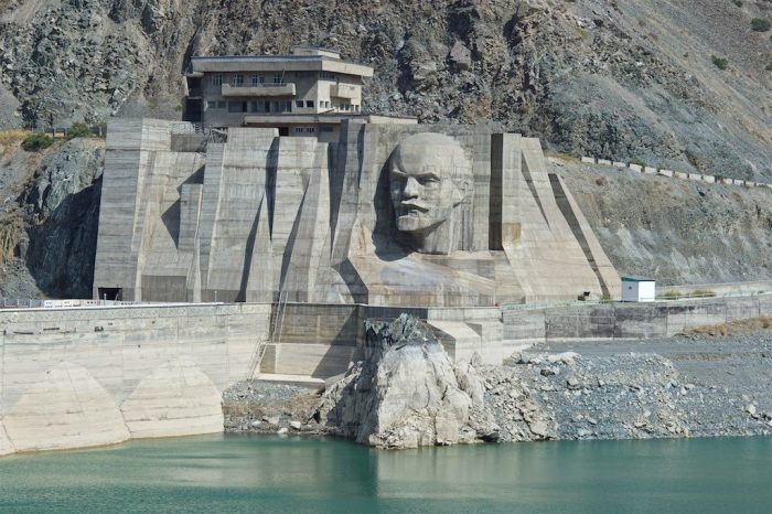 Голова Ленина размером с пятиэтажку: Зачем ее установили на киргизском водохранилище