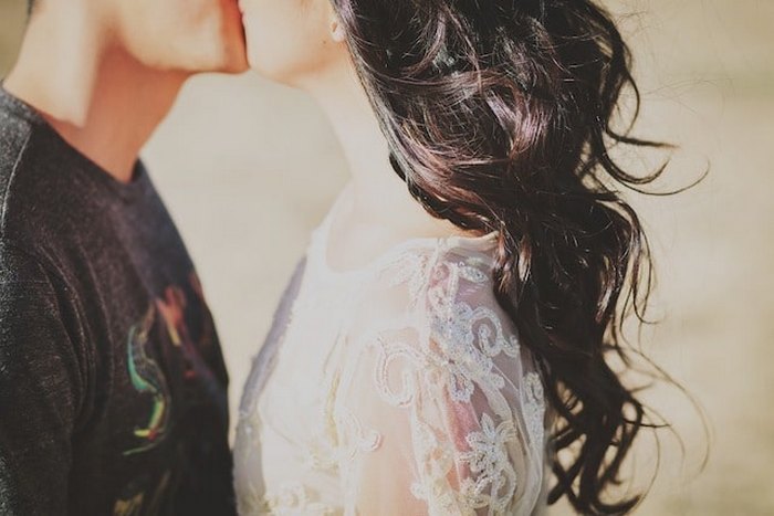 Как правильно целоваться: 10 культурных традиций из разных уголков мира, связанных с поцелуями