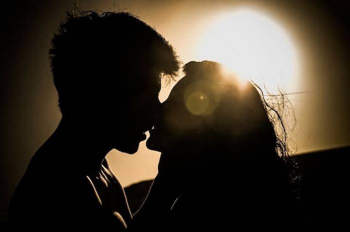 Как правильно целоваться: 10 культурных традиций из разных уголков мира, связанных с поцелуями