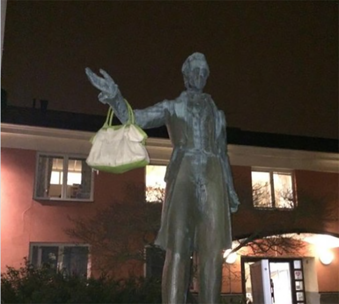 Как в Швеции появился памятник «Женщине с сумкой» и почему он стал символом смелости
