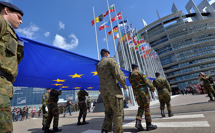 «На фоне внутреннего кризиса»: в Еврокомиссии призвали ЕС сплотиться перед угрозой «иностранного влияния»
