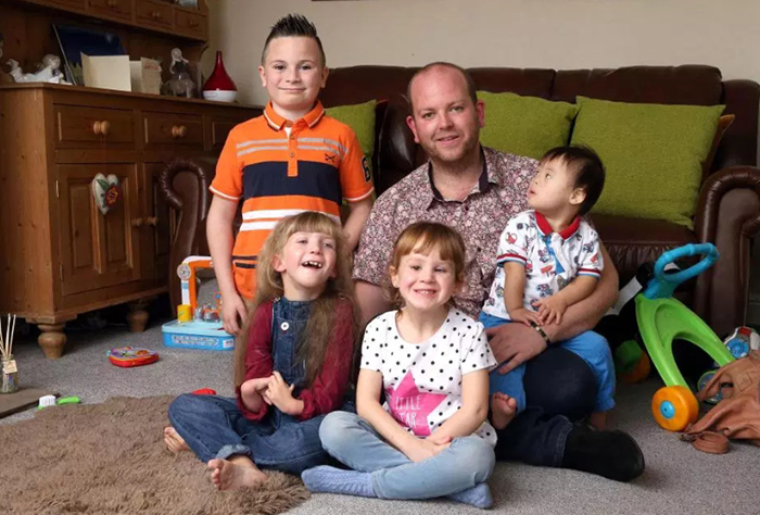 Одинокий мужчина усыновил 5 детей, потому что ему нравится быть папой