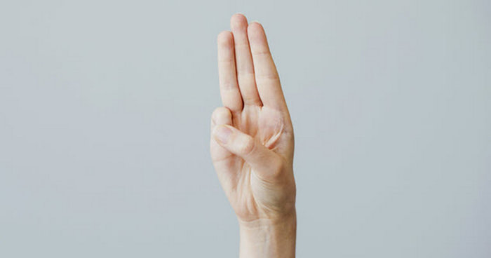 Палец вверх, рукопожатие и другие привычные жесты, которыми не стоит пользоваться в других странах