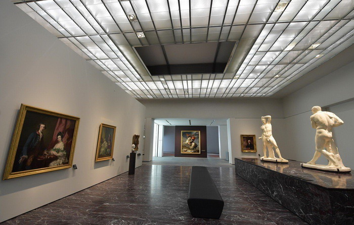 Почему Лувр раздаёт свои экспонаты, и кто среди счастливчиков, которые их получили