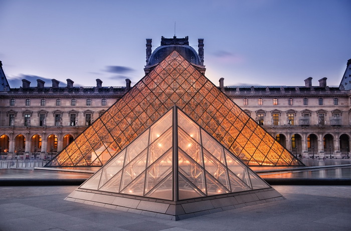 Почему Лувр раздаёт свои экспонаты, и кто среди счастливчиков, которые их получили