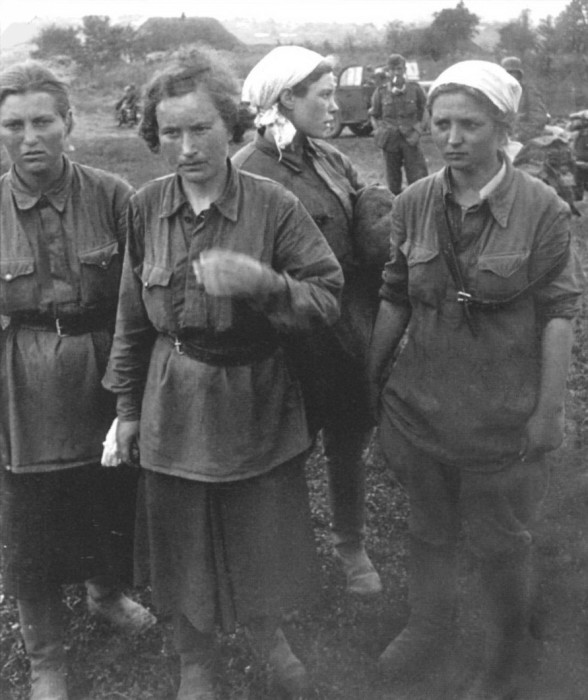 Почему немцы не признавали советских женщин военнослужащими и как издевались над отважными красноармейками