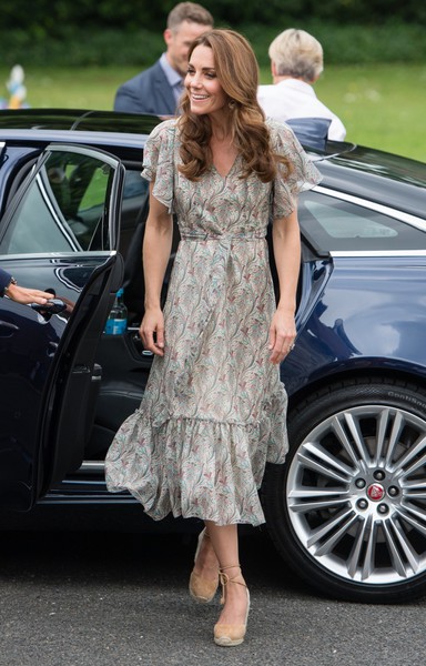 Романтичное платье подчеркнуло осиную талию Кейт Миддлтон, но не отвлекло внимание от седины в волосах