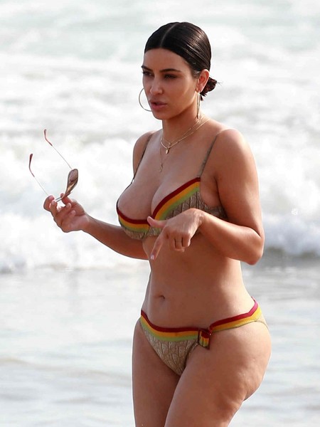 Сладкая, но не гладкая: Ким Кардашьян снова покоряет пляж в мини-бикини после «целлюлитной катастрофы»