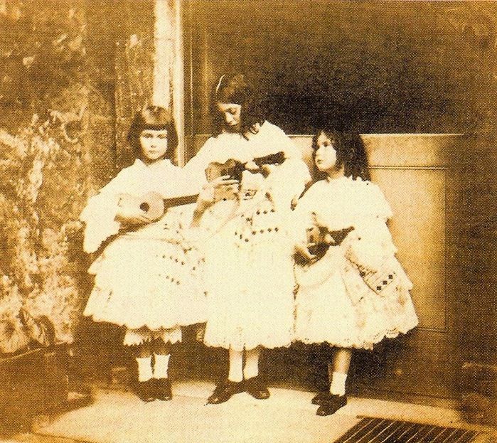 Каким было реальное детство Алисы из Зазеркалья: Холодные ванны, взрослые беседы и странные фотографии