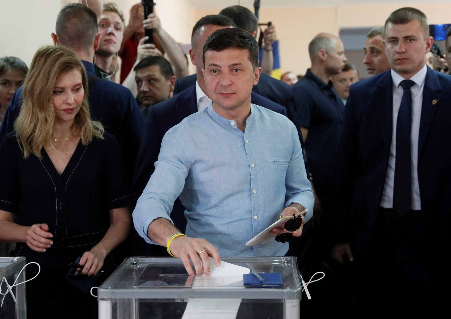 «Кампания получилась хаотичной»: партия Зеленского лидирует на досрочных выборах в Верховную раду