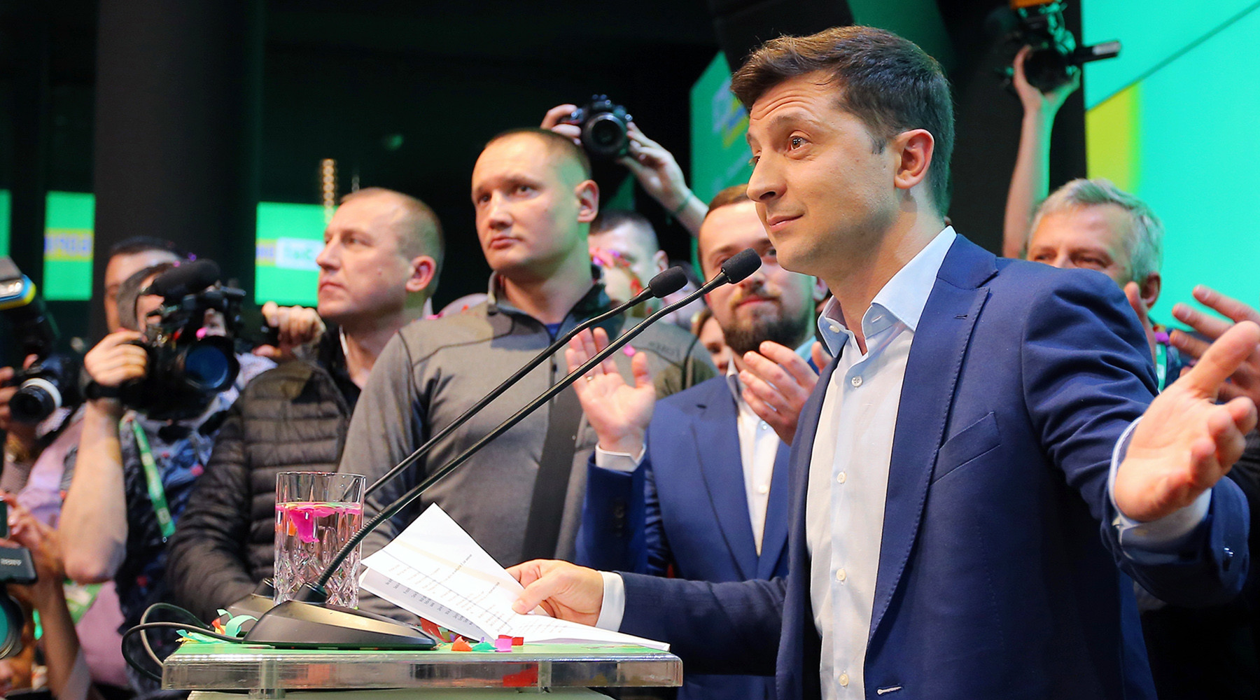 «Начинают искать новых фаворитов»: почему рейтинг партии Зеленского снижается перед выборами в Раду