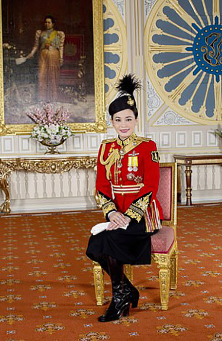 Новая королева Таиланда — бывшая стюардесса, любящая позировать в военной форме