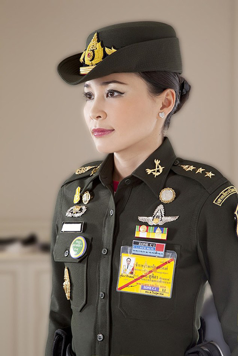 Новая королева Таиланда — бывшая стюардесса, любящая позировать в военной форме