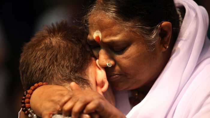 «Обнимающая мать»: Как индийская девочка стала святой и одарила объятиями 30 миллионов человек