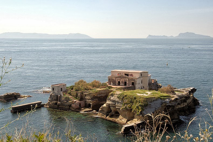 Проклятые острова Гайола — история череды несчастий, связанных с достопримечательностью Неаполя