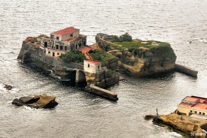 Проклятые острова Гайола — история череды несчастий, связанных с достопримечательностью Неаполя