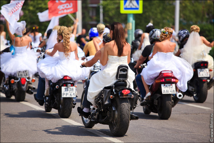 Самые необычные шествия, участниками которых можно стать в России: Парад такс, невест, детских авто и др