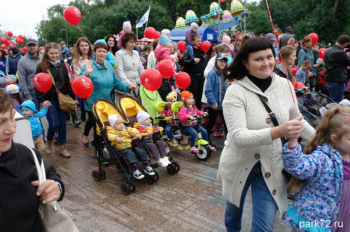 Самые необычные шествия, участниками которых можно стать в России: Парад такс, невест, детских авто и др