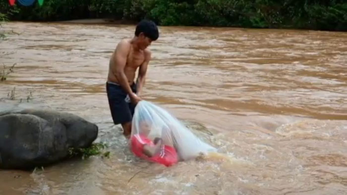 В мешке к знаниям: Как вьетнамские дети добираются в школу через бурную реку