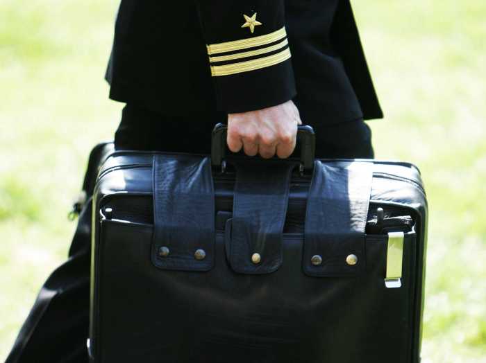 Вопрос на засыпку: что носит в чемоданчиках охрана президента страны