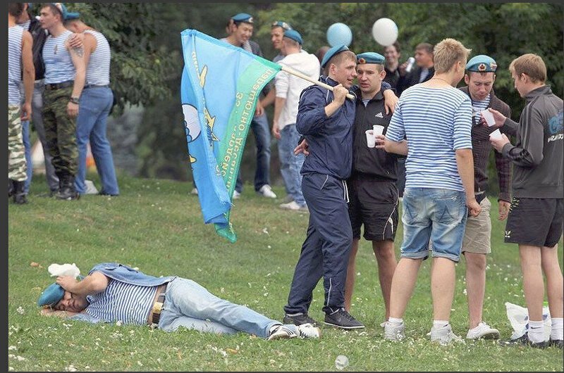 20 человек, которые понимают, что сон это важно и надо спать там 