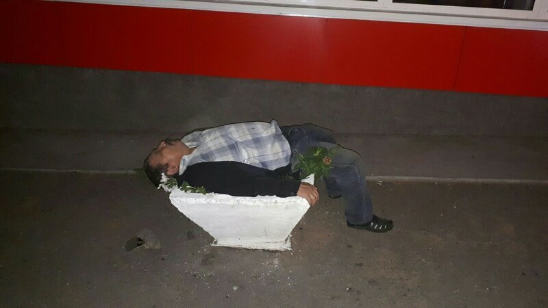 20 человек, которые понимают, что сон это важно и надо спать там 