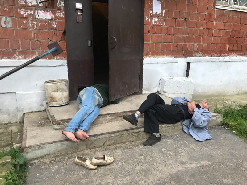 20 человек, которые понимают, что сон это важно и надо спать там 