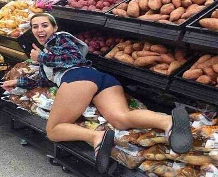 20 самых смешных и неприличных фотографий из магазинов Walmart