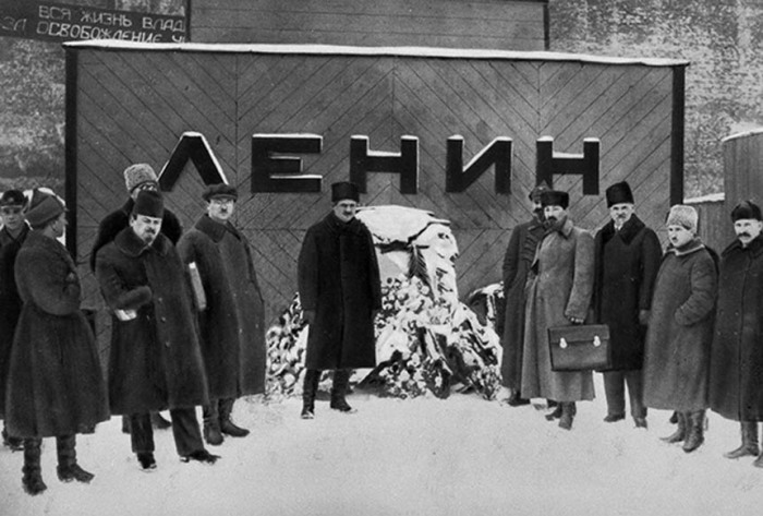 Что хранится сегодня в Мавзоле мумия Ленина, восковая фигура или куклп