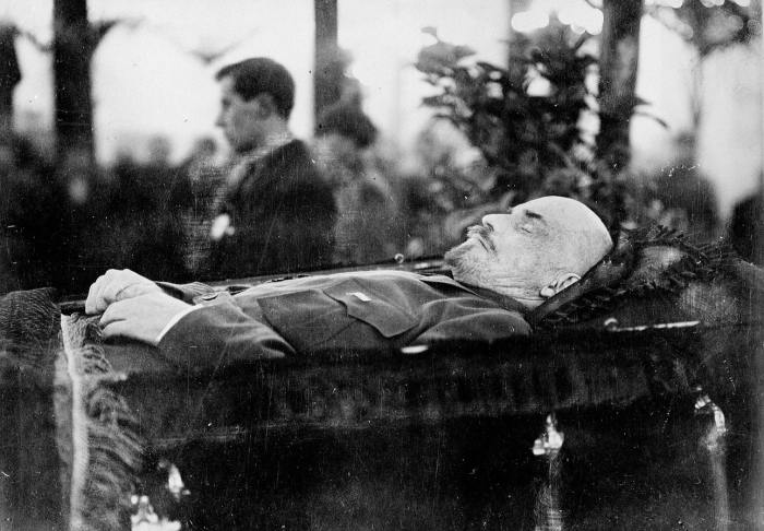 Что хранится сегодня в Мавзоле мумия Ленина, восковая фигура или куклп
