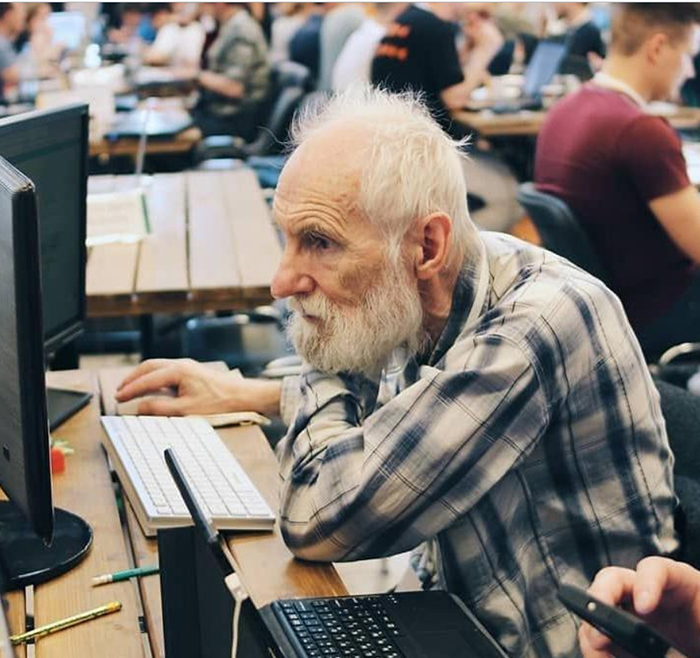 Дед-программист из Санкт-Петербурга: Как стать кодером и хакатонщиком в 76 лет