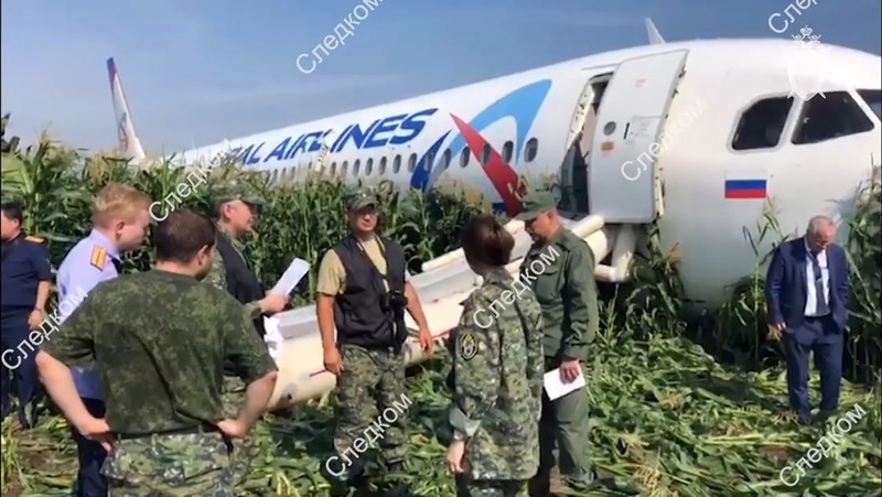 Герои дня: весь мир обсуждает российских пилотов, посадивших самолет с отказавшим двигателем
